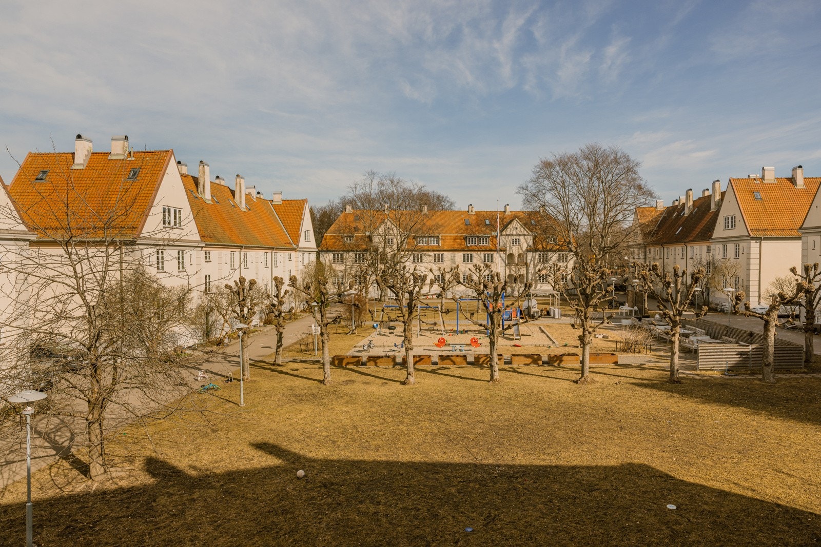 Selgers ord: "Lindern Hageby, med sin vakre arkitektur og landsbylignende fellesskap, har vært et idyllisk sted å bo." Galleribilde