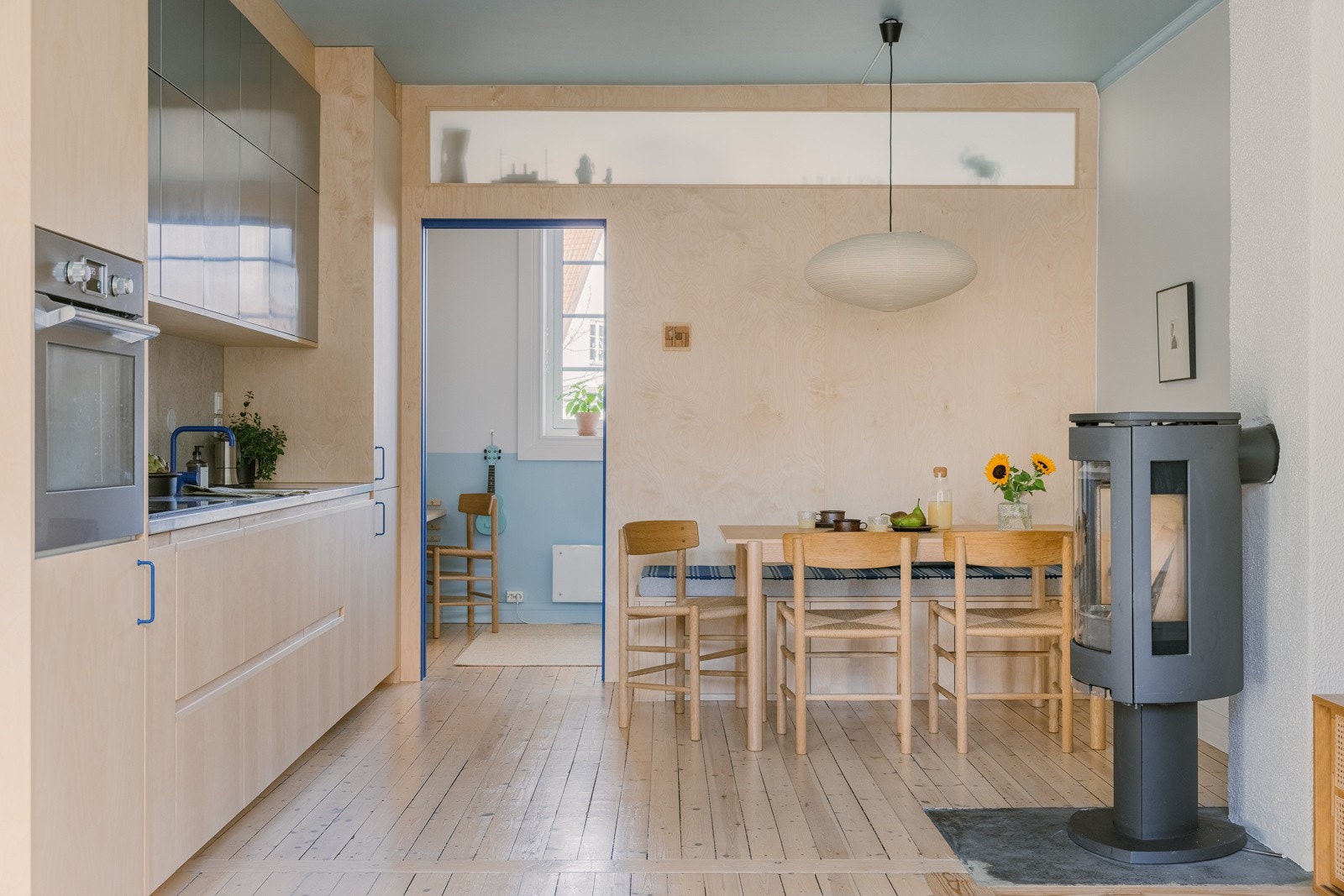 Oppføring av en ny vegg mellom spiseplassen og soverommet med et opalglassvindu øverst for å opprettholde det naturlige lyset. Galleribilde