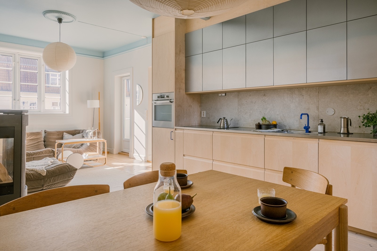 Selgers ord: "Overflater av tre gir varme, mens den gode himlingshøyden og de mange vinduene lar lyset strømme gjennom rommene." Galleribilde