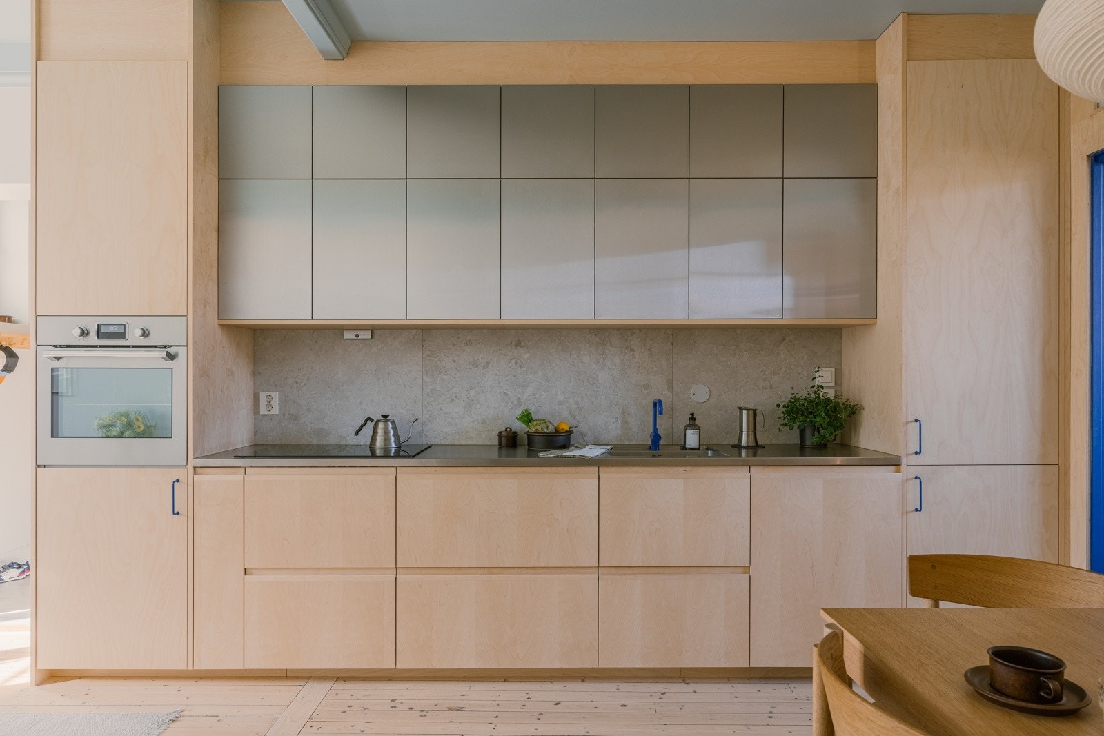 Kjøkkenet er utstyrt med et stilrent, blått Vola KV1 blandebatteri og nye hvitevarer, inkludert kjøleskap og stekeovn fra IKEA, en induksjonstopp med integrert ventilator fra Elica, samt en oppvaskmaskin fra Miele. Galleribilde