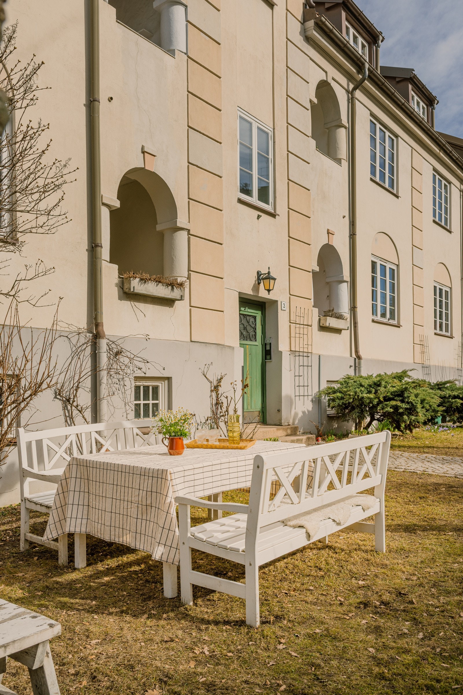 Boligen er plassert i populære Lindern Hageby, kjent for sine idylliske og barnevennlige omgivelser. Galleribilde