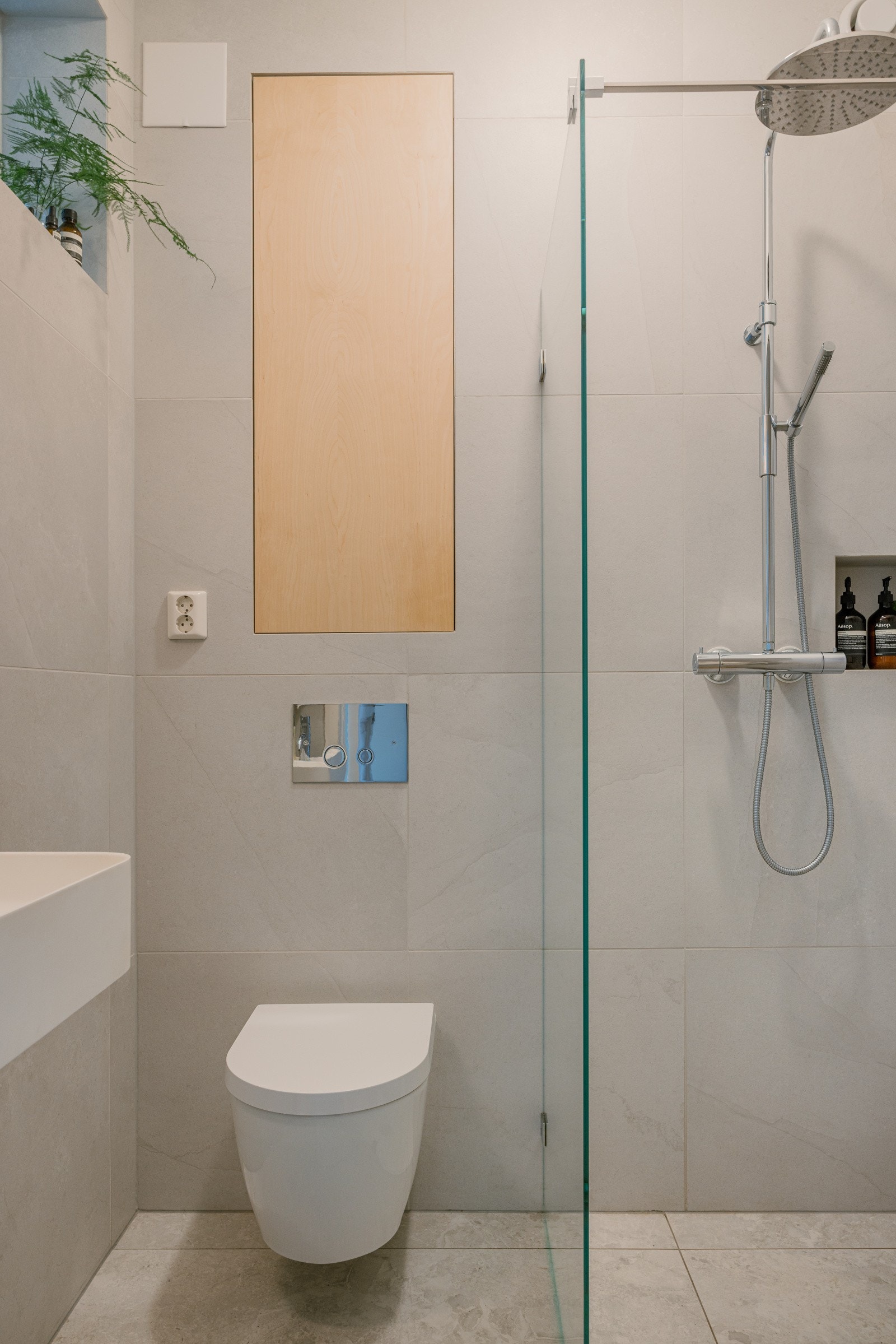 Badet ble fullstendig revet ned til betongen og bygget opp på nytt med et moderne membransystem, varmekabler, ny varmtvannsbereder og oppgradert rørføring inne i leiligheten. Galleribilde