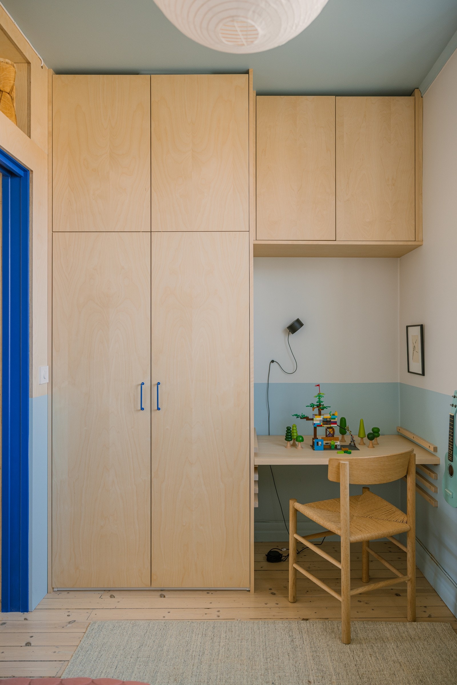 Nye garderober med spesialtilpassede dører. Galleribilde