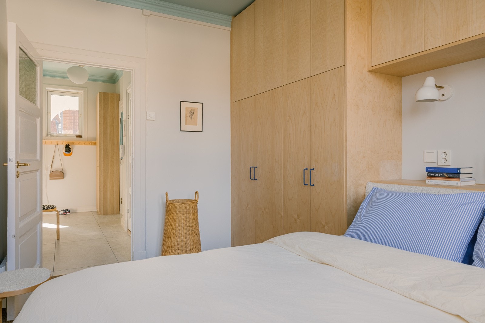 Sengen er tilknyttet en spesiallaget sengegavl med integrert oppbevaring. For optimal lyskontroll ble det montert spesialtilpassede Duette plissé mørkleggende gardiner fra Kjells Markiser. Galleribilde