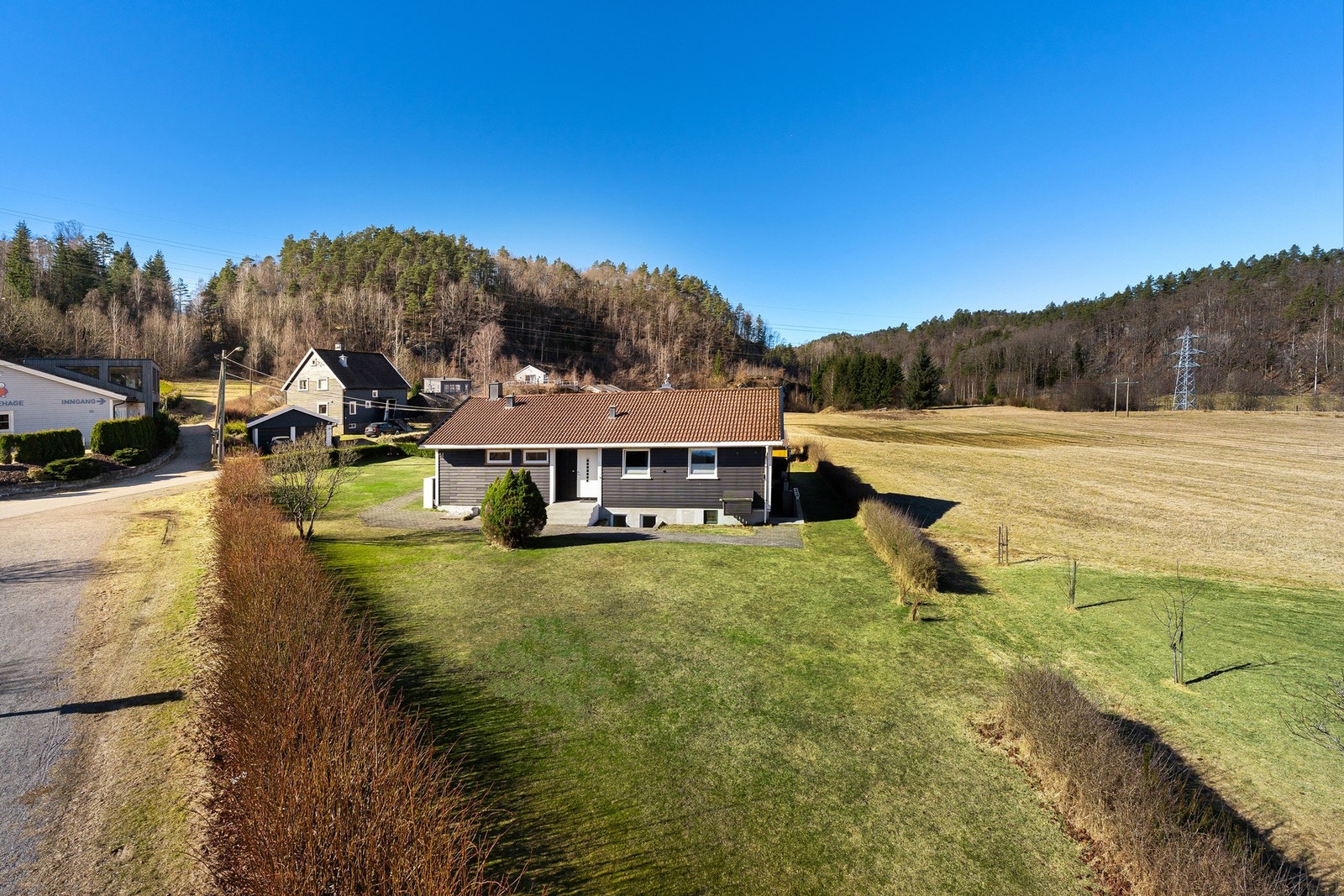 Stor, flat og solrik tomt som er fint opparbeidet med diverse beplantning og en hekk som omkranser eiendommen. Galleribilde