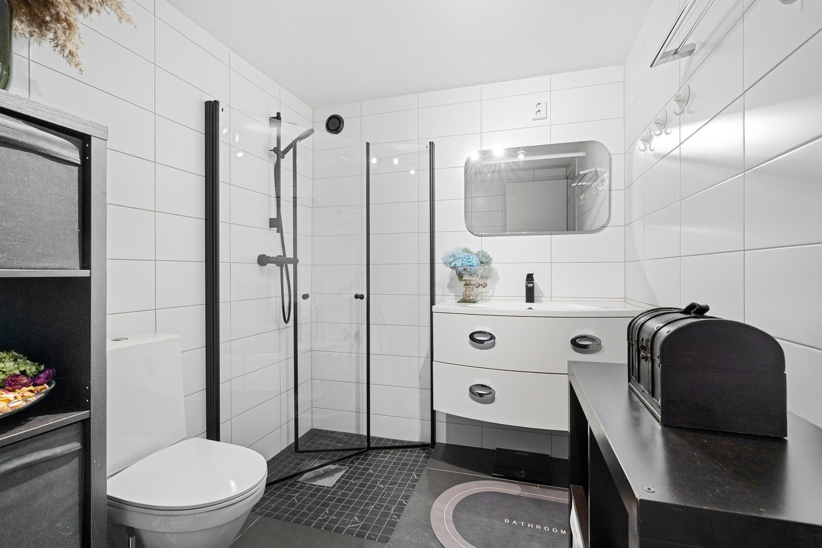 Fint fliselagt baderom fra 2021 Galleribilde