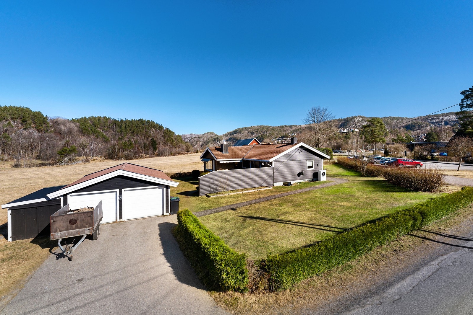 Dobbel garasje og godt med biloppstillingsplass på tomten. Galleribilde