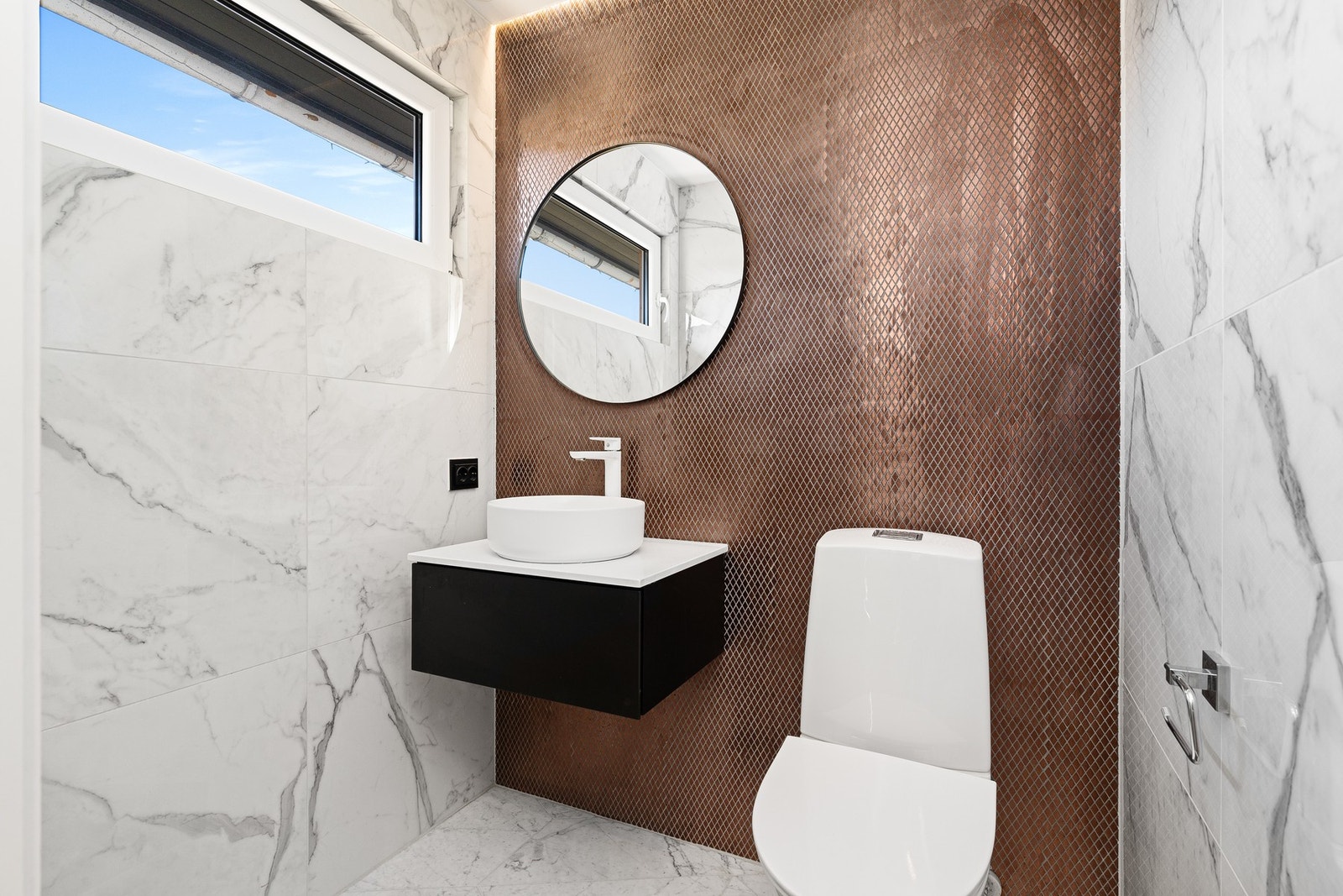 Lekkert fliselagt wc renovert i 2022 Galleribilde