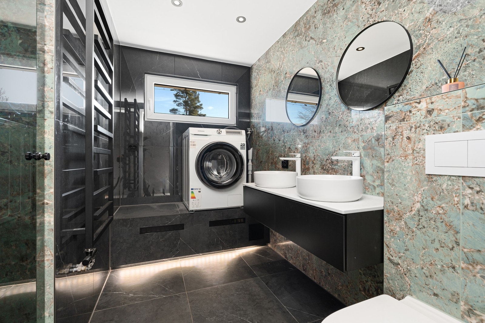 Fint fliselagt baderom som er renovert i 2022. Galleribilde