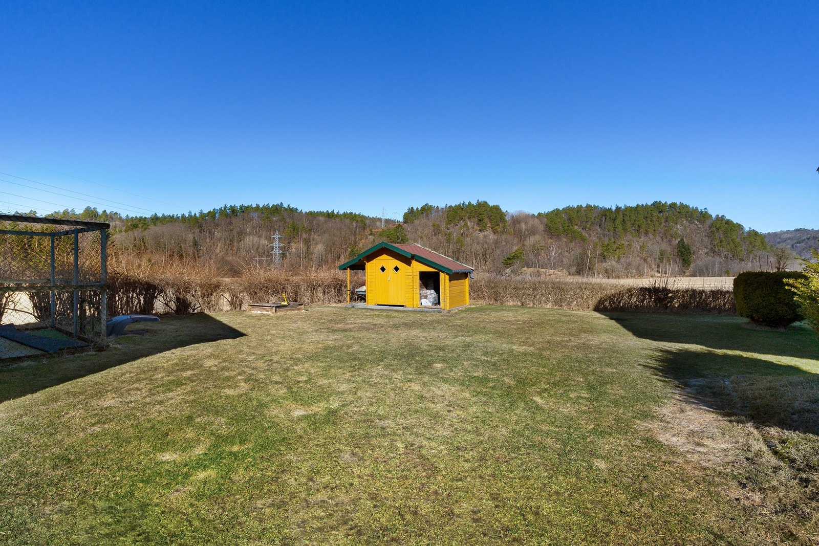 Enebolig med dobbel garasje m/bod, hundegård og lekehytte. Boligen har en landlig og fin beliggenhet sentralt på Strai i et attraktivt og barnevennlig boområde. Galleribilde