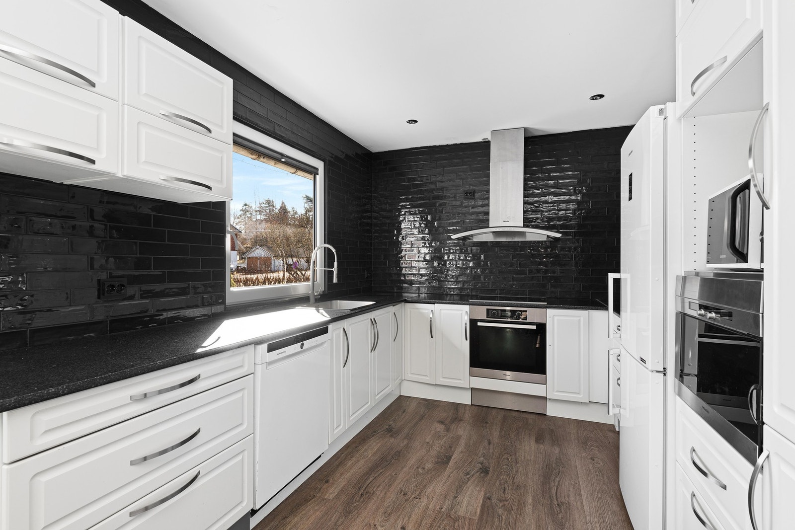 Lekkert separat kjøkken fra 2020 med god skap - og benkeplass. Galleribilde