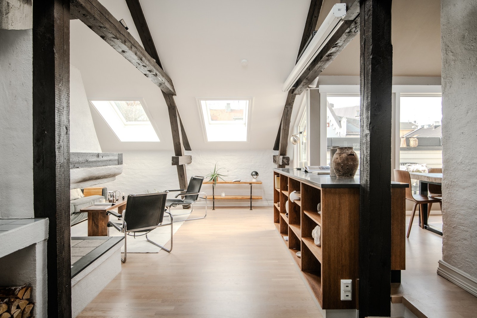 Stuen er et lyst og innbydende oppholdsrom med en luftig atmosfære. Galleribilde