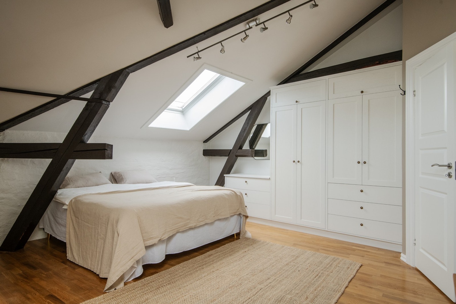 Hovedsoverommet har utmerkede møbleringsmuligheter med god plass til dobbeltseng, nattbord, garderobeløsning og øvrig møblement. Galleribilde