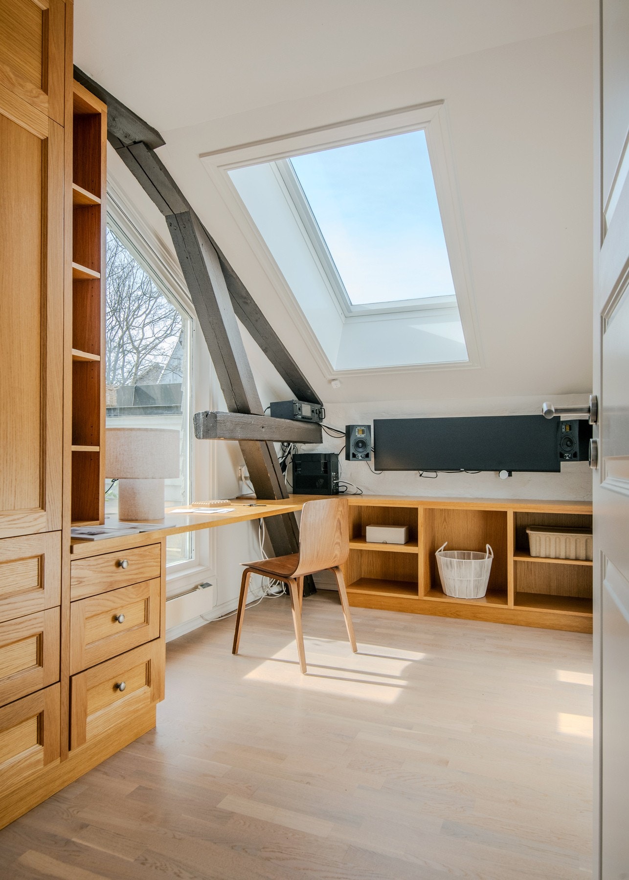 Soverom 3 er innredet som et praktisk arbeids- eller multiformålsrom, med plassbygd innredning bestående av bokhyller og kontorpult. Galleribilde