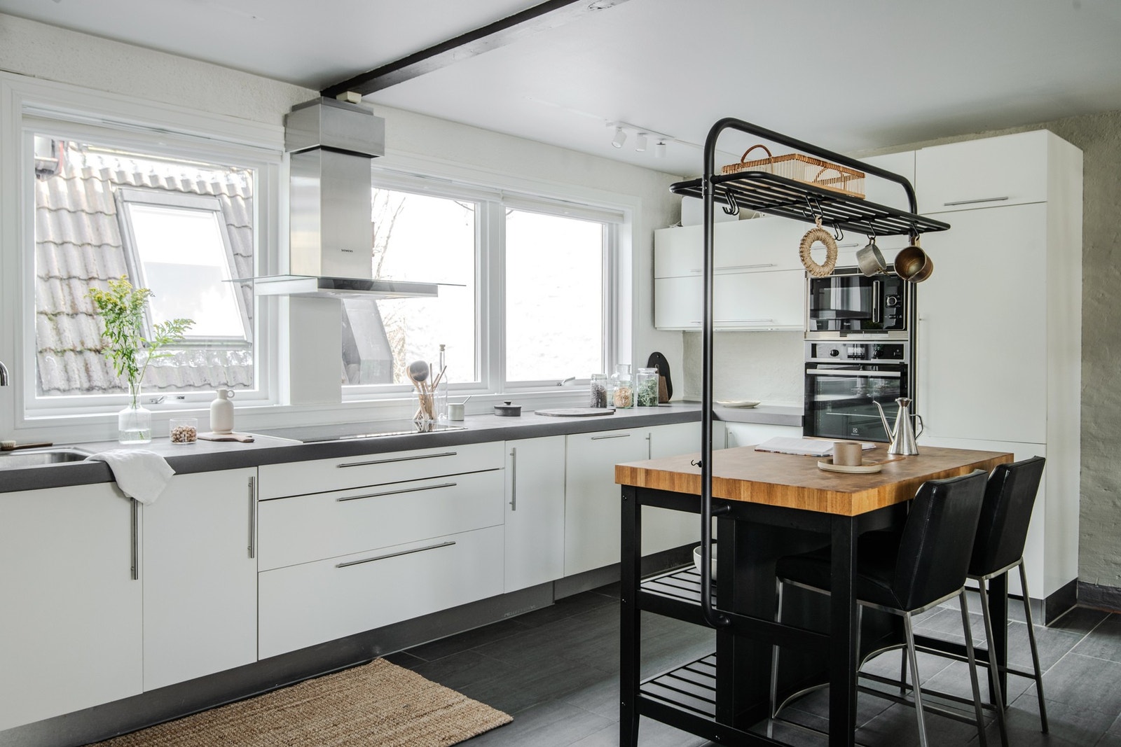 Praktisk kjøkkenøy med spiseplass. Galleribilde