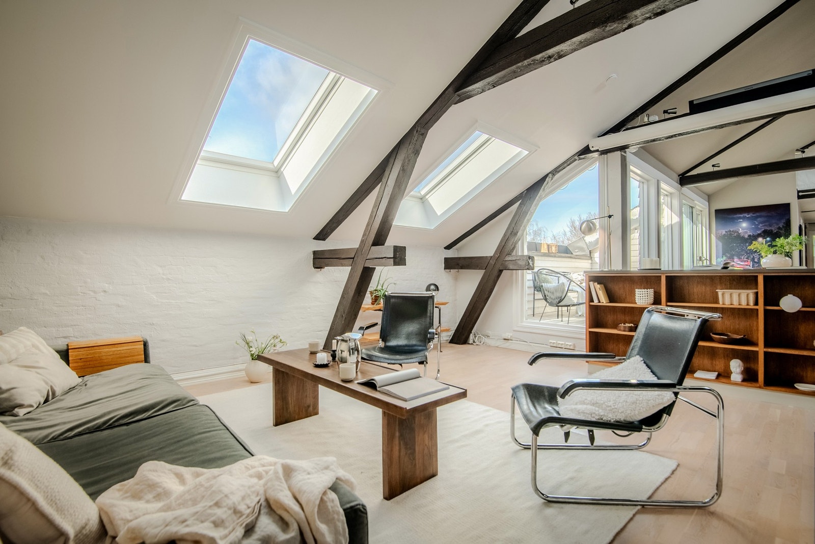 Her er det god plass til både sofagruppe og øvrig møblement, og rommets utforming gjør det enkelt å skape ulike soner for både avslapning og sosialt samvær. Galleribilde