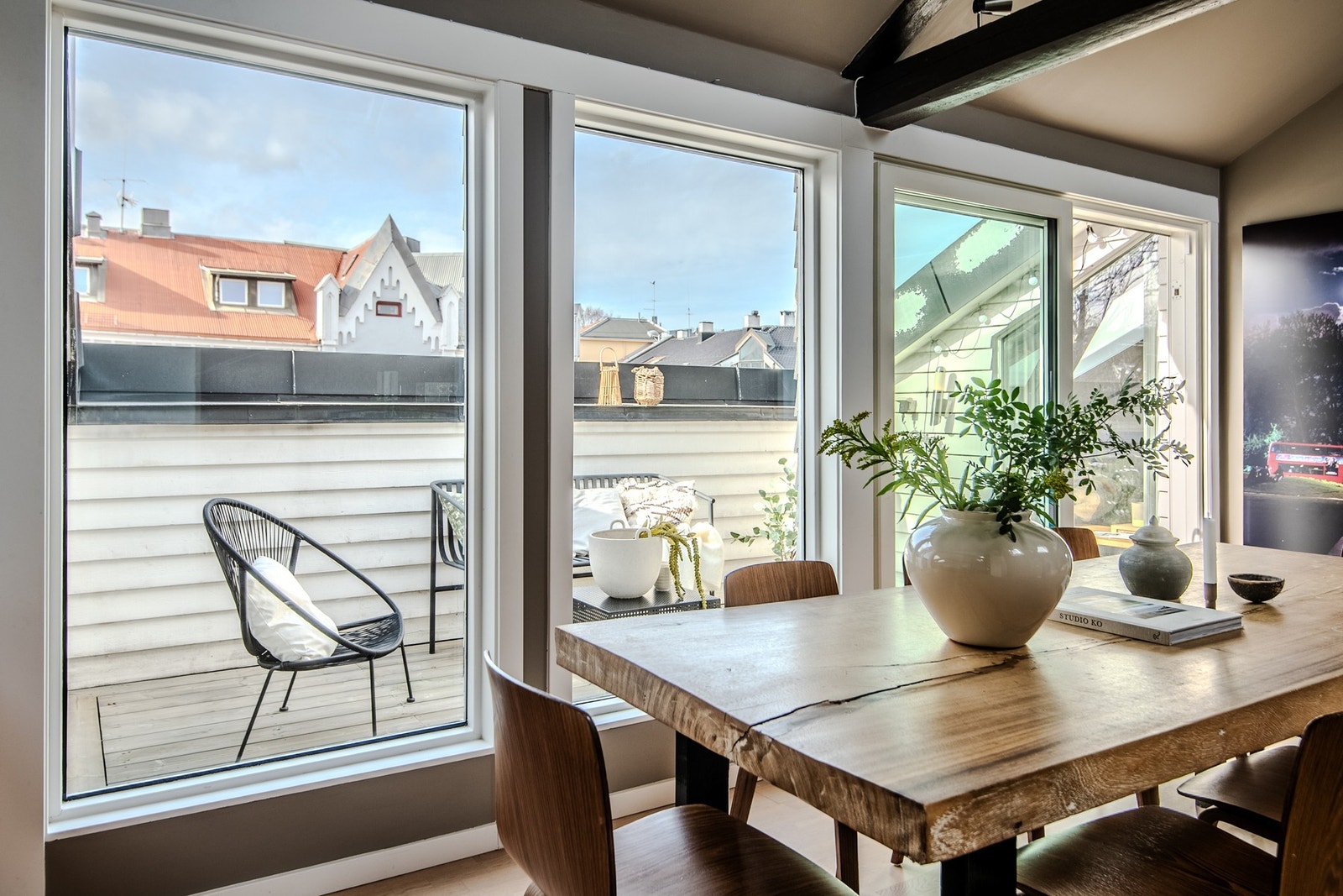 Store vindusflater, takvinduer og skyvedør ut mot takterrassen sørger for rikelig med naturlig lys og en sømløs overgang mellom inne- og uteareal. Galleribilde