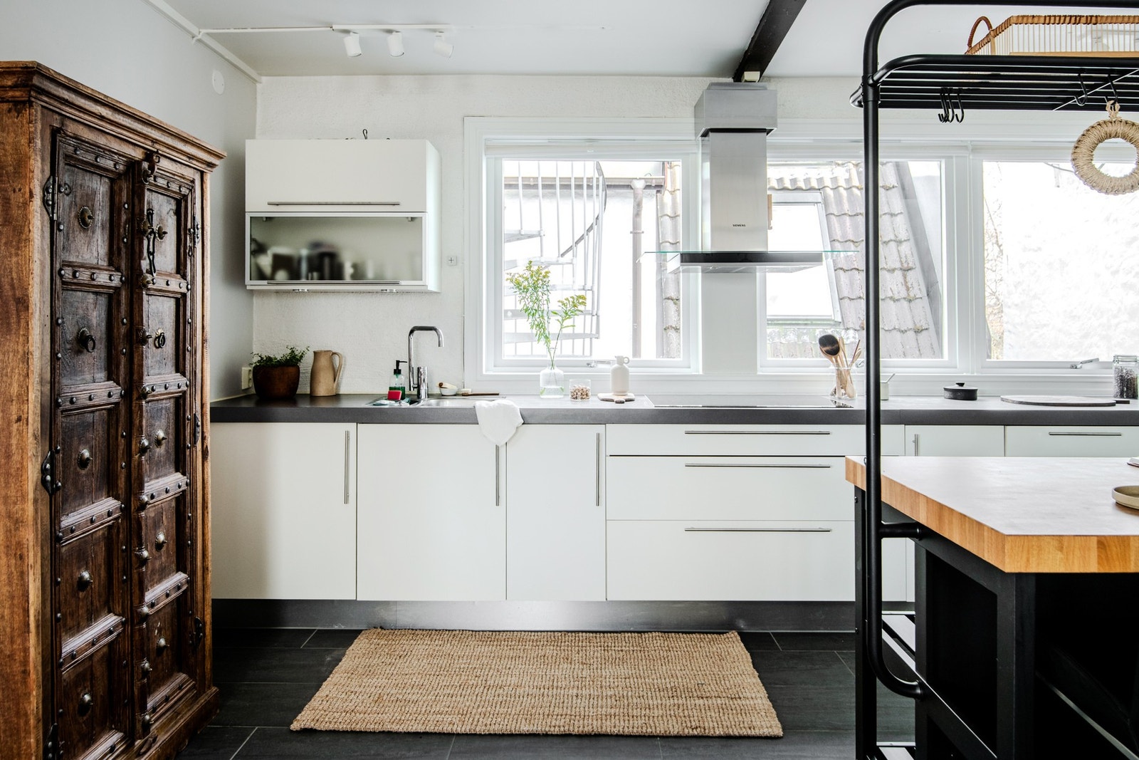 Kjøkkenet er utstyrt med integrerte hvitevarer bestående av komfyr, mikrobølgeovn, induksjonstopp, avtrekksvifte med kullfilter (2019), oppvaskmaskin og kombiskap. Galleribilde