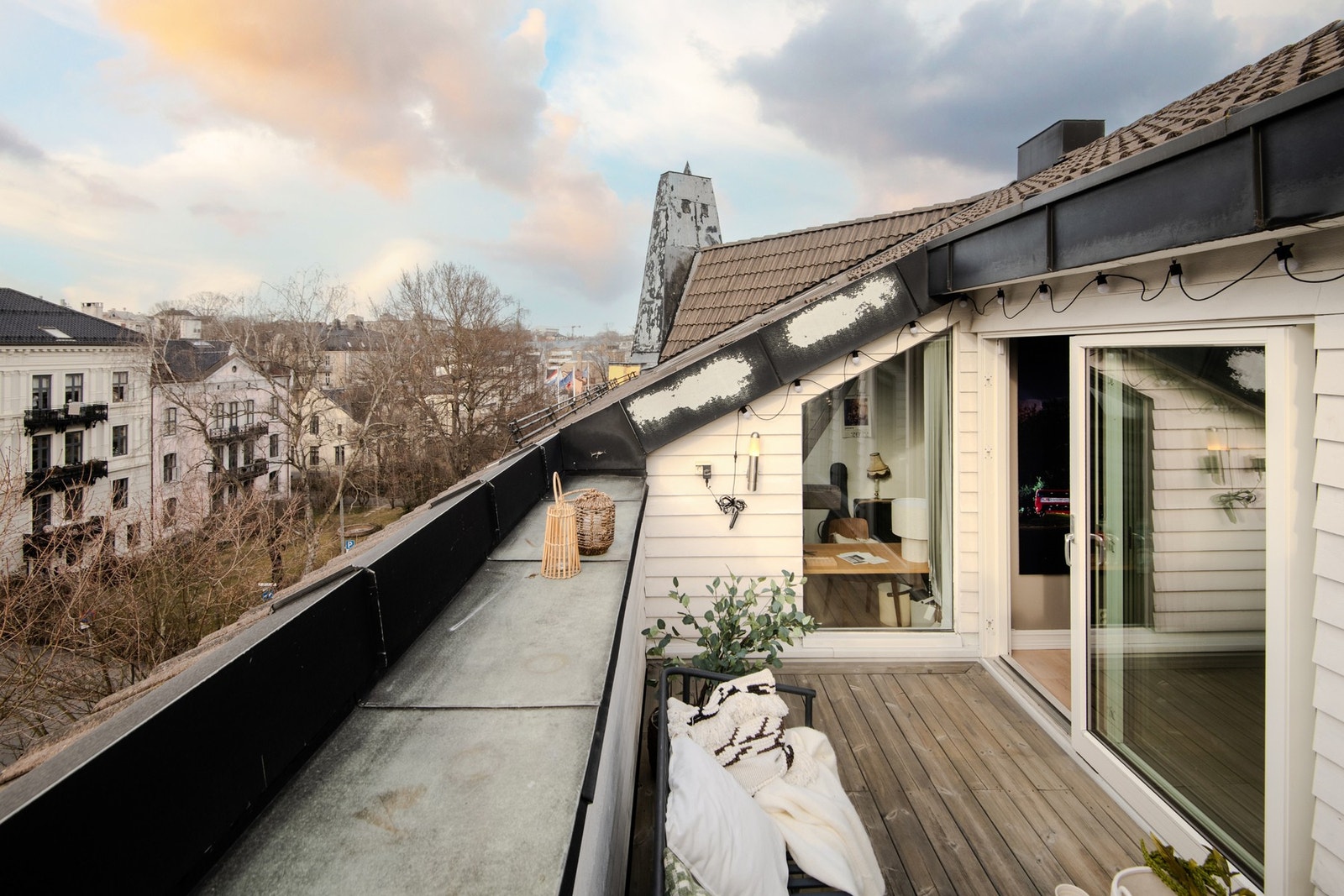 Usjenert takterrasse med flott utsyn og herlige solforhold. Galleribilde