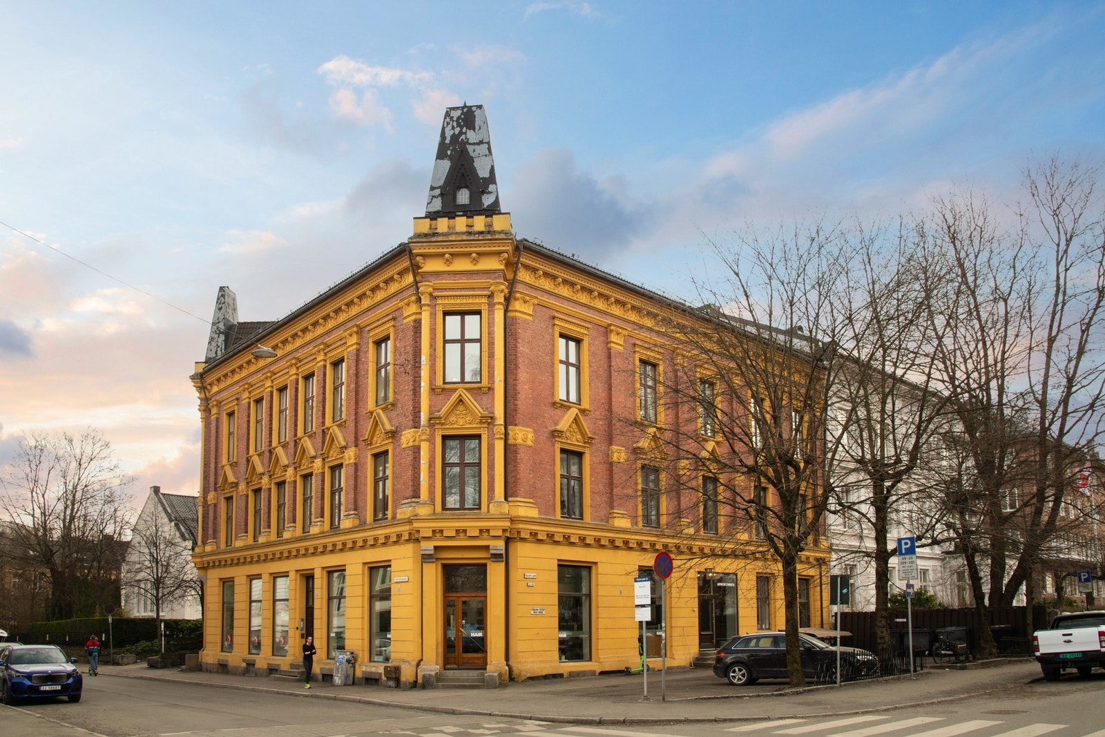 Beliggenheten er ettertraktet, midt mellom Slottet, Bogstadveien og Frogner, omgitt av vakre bygårder fra midten av 1800-tallet. Galleribilde