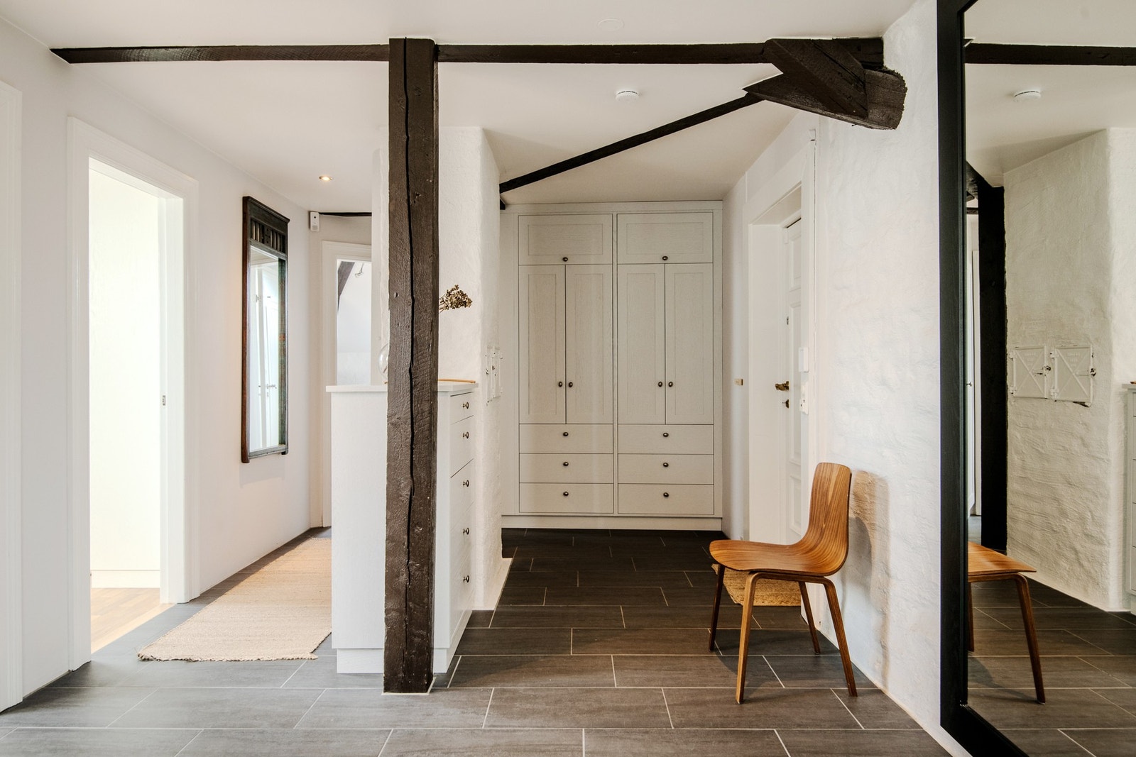 Den romslige entréen har flislagte gulv og god plass til garderobeløsning for oppbevaring av yttertøy og sko. Galleribilde