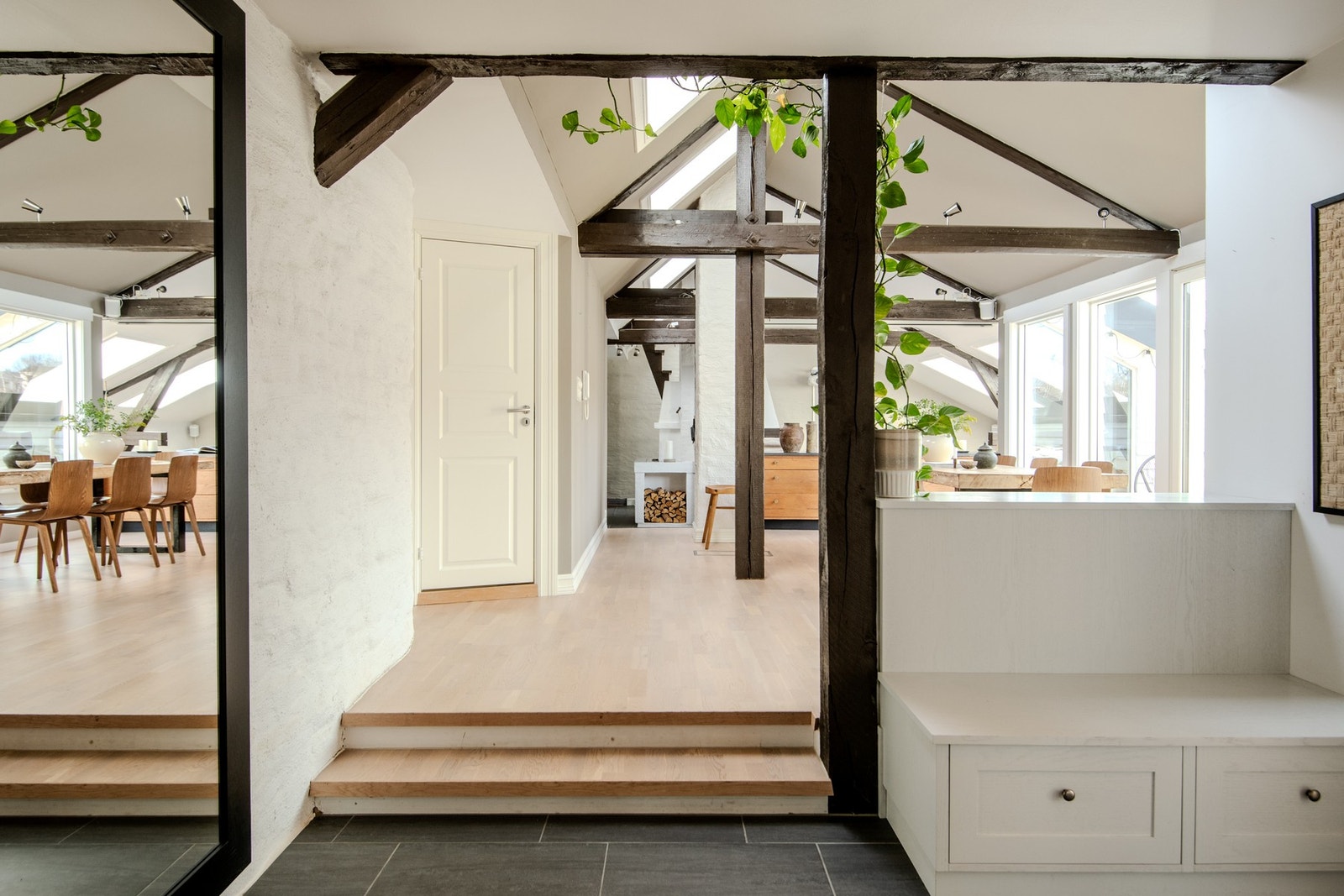 Fra første stund blir man møtt av boligens særegne uttrykk, med høyt under taket og synlige bjelker som tilfører boligen en luftig og innbydende atmosfære. Galleribilde
