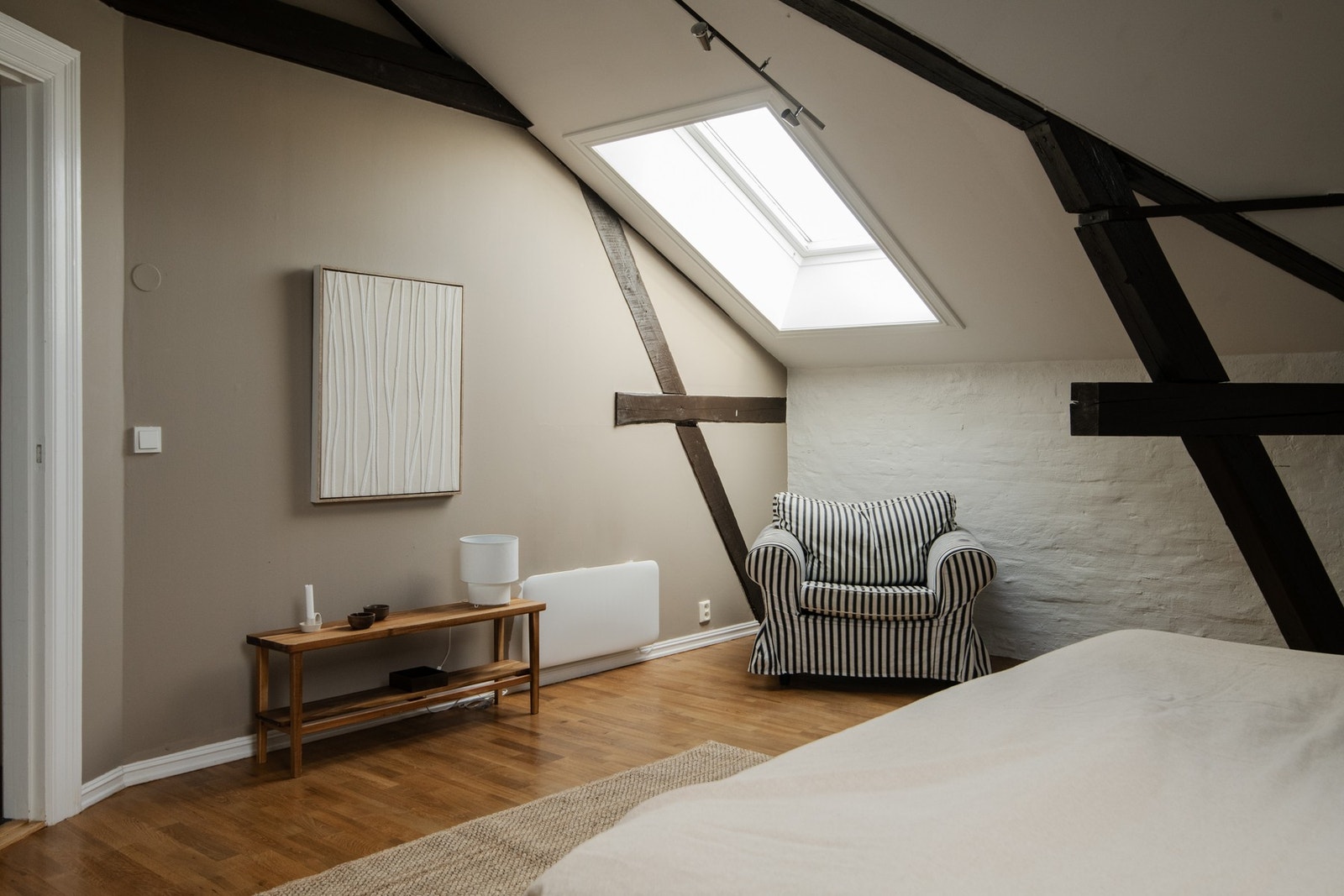 Store takvinduer gir rikelig med naturlig lys og skaper en luftig og behagelig atmosfære. Galleribilde