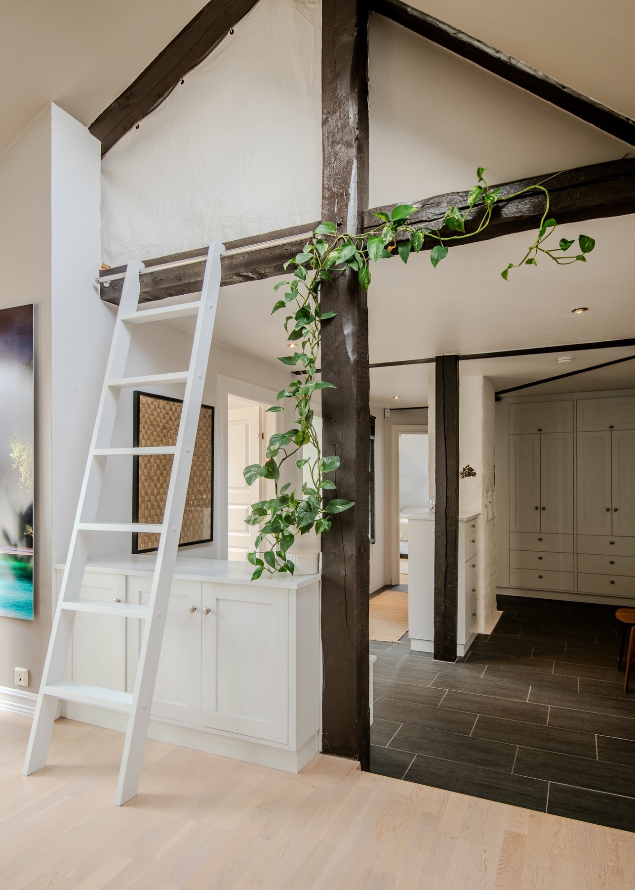 Over entréen er det en praktisk hems som er ideell for ekstra lagringsplass. Galleribilde