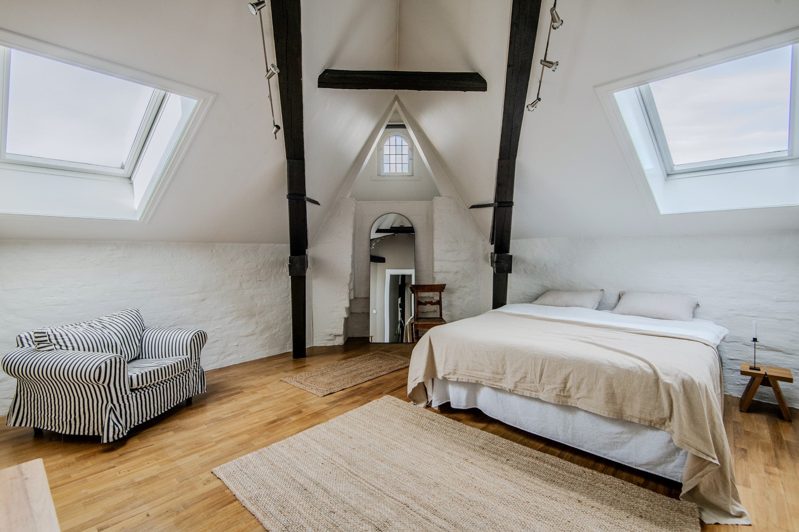 Hovedsoverommet ligger i det sjarmerende tårnrommet og preges av ekstra god takhøyde og særegen arkitektur. Galleribilde