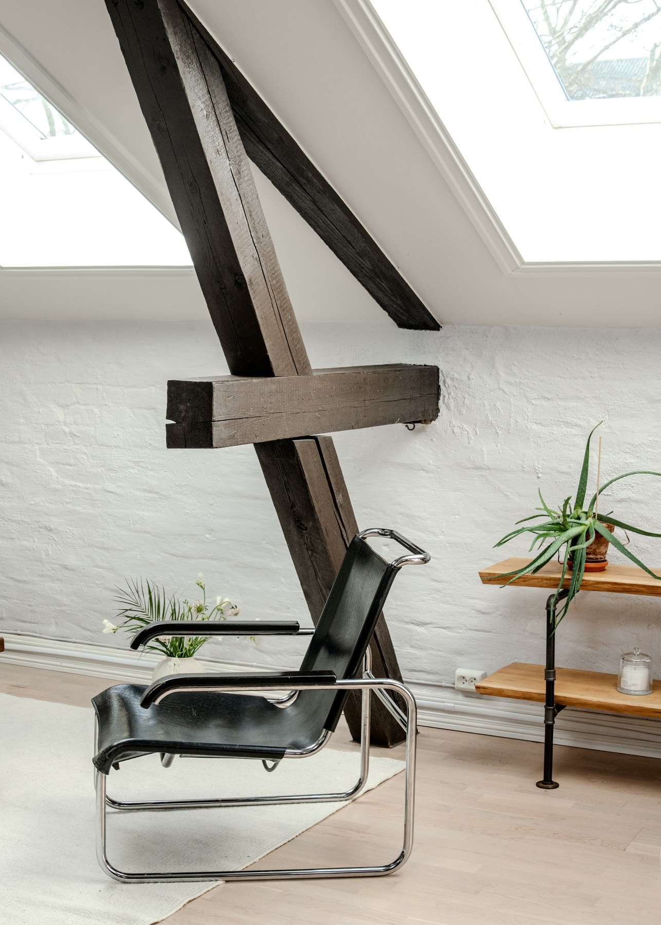 Gulvet er belagt med en stilren parkett fra 2015 som binder rommene sammen med en helhetlig og moderne stil. Galleribilde