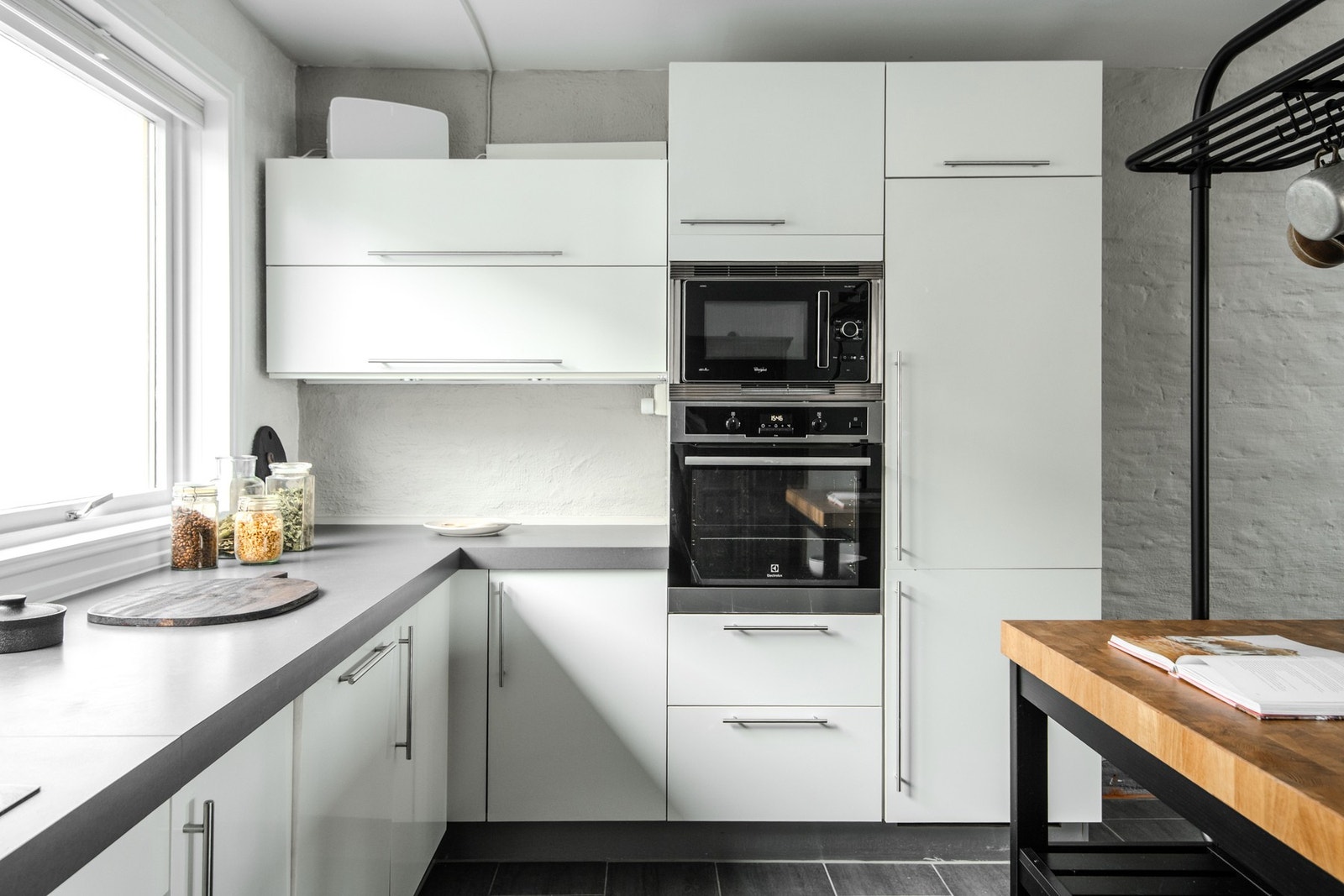 Lekker og tidløs kjøkkeninnredning som byr på godt med skap- og benkeplass. Galleribilde