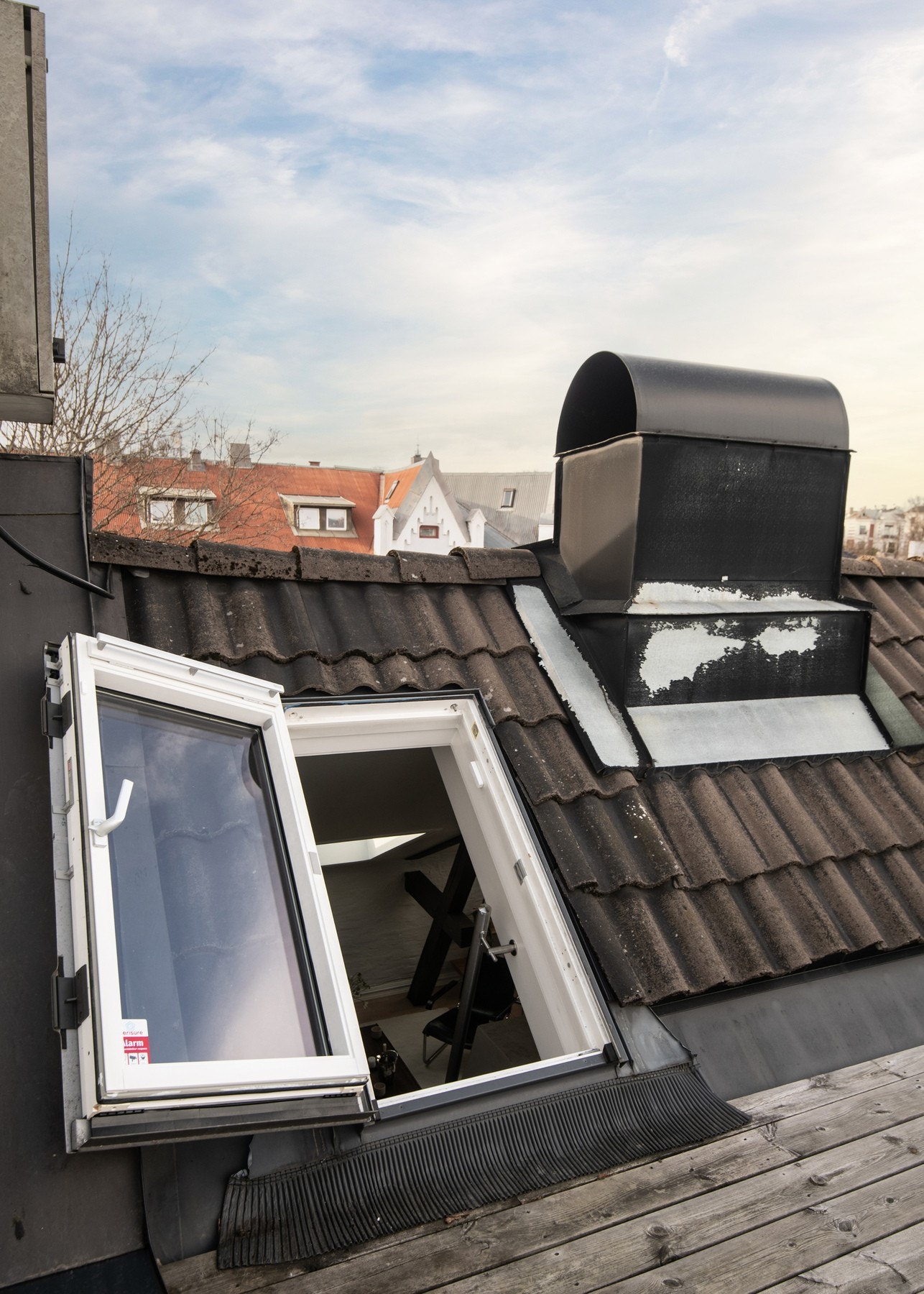 Via innvendig loftstrapp har man tilgang til felles takterrasse via et kombinert takvindu og dør. Galleribilde