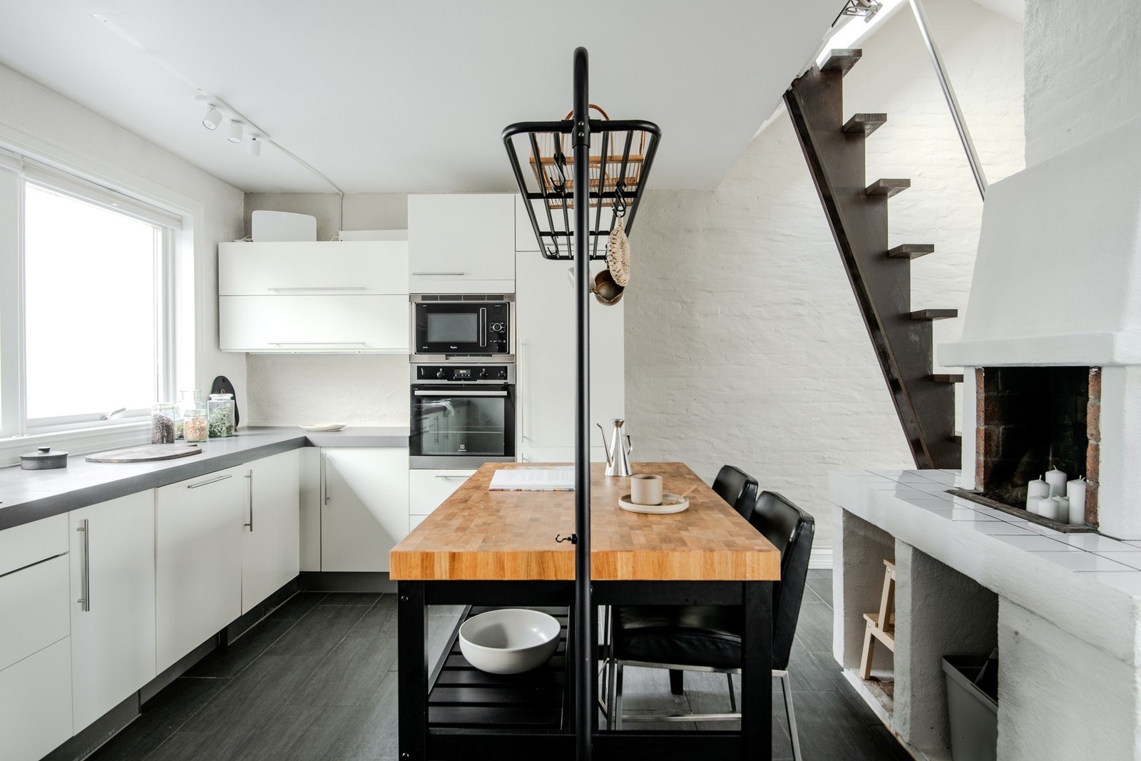 Et sentralt blikkfang i kjøkkenet er den åpne peisen! Galleribilde