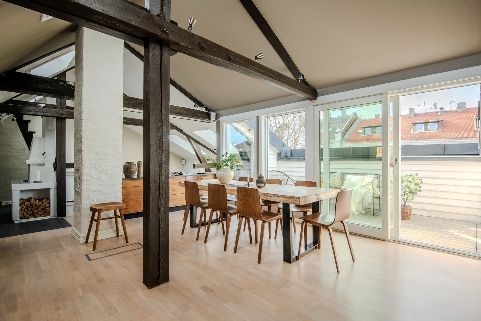 En svært romslig og sjarmerende loftsleilighet med tårnrom og unik arkitektur. Galleribilde