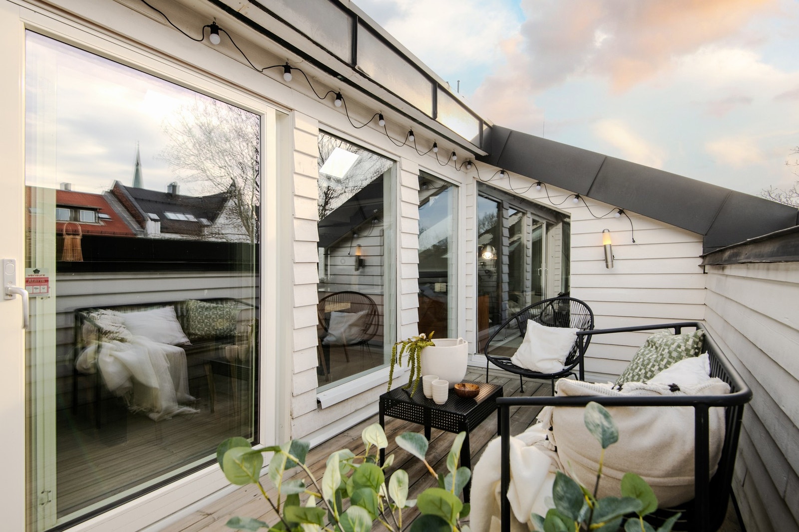 Privat takterrasse på ca. 10m² som på sommerstid er en herlig forlengelse av oppholdsrommet. Galleribilde