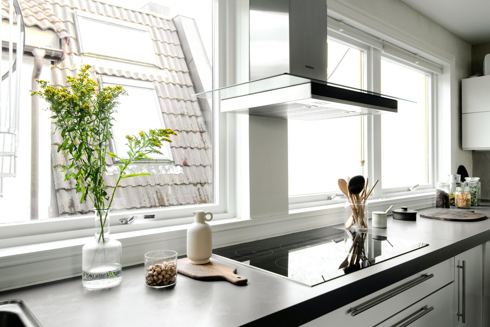 Store vindusflater som gir godt med sollys inn til kjøkkenet. Galleribilde