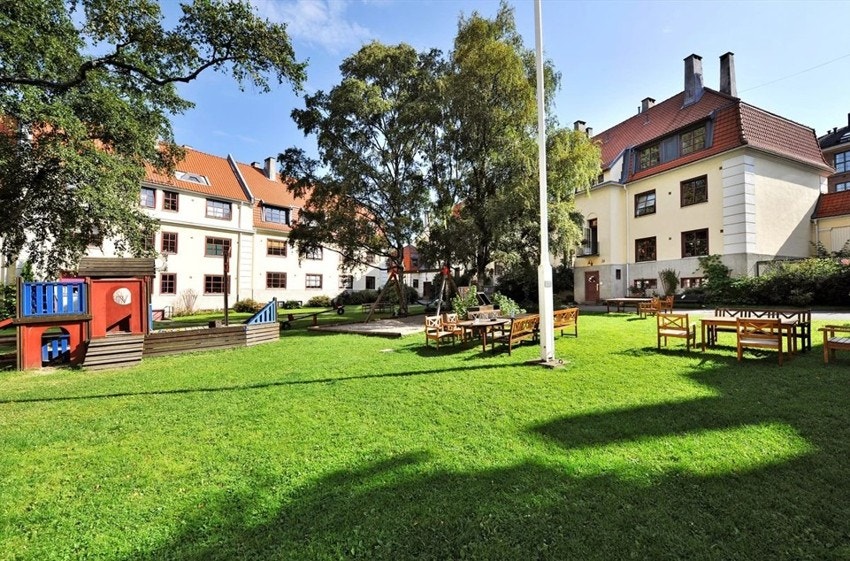 Selgers ord: "Livet på Lindern er som å bo i en landsby med korps på 17. mai, loppemarkeder og fotball - eller basketballspilling. Det er skøytebaner og akebakke om vinteren, og om sommeren kan de minste ta seg bad i vannspeilet." Galleribilde