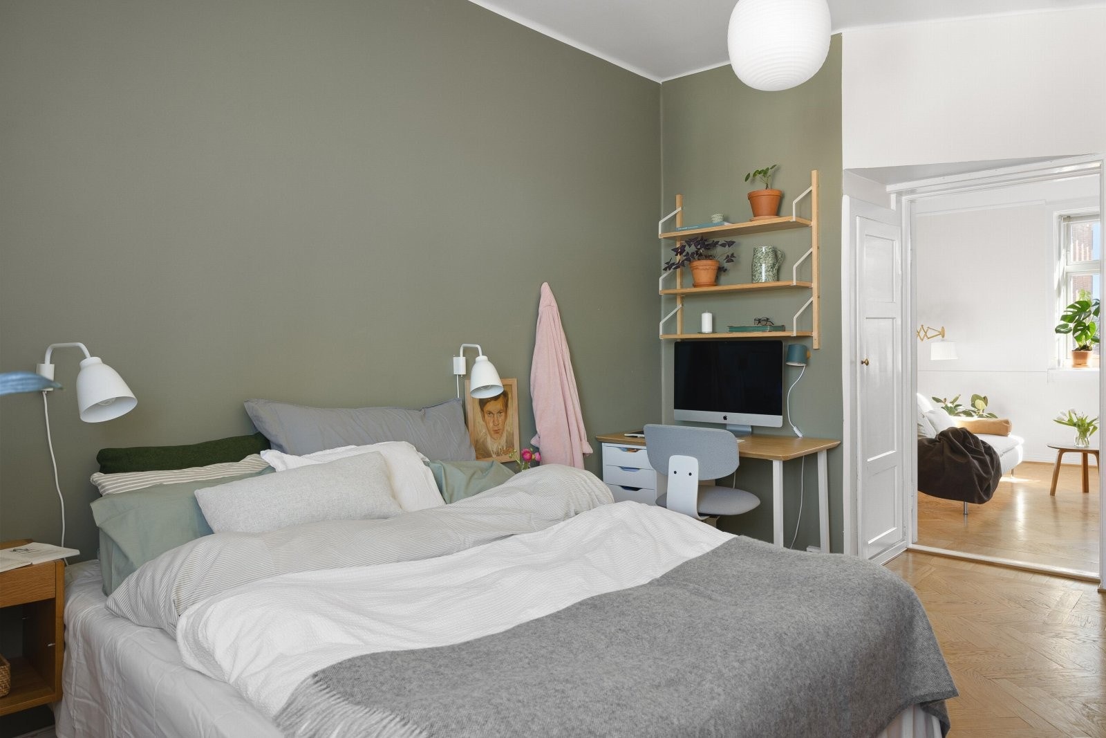 Selgers ord: "Soverommene ut mot den grønne bakgården er stille om natten. Om morgenen man våkner til fuglekvitter." Galleribilde