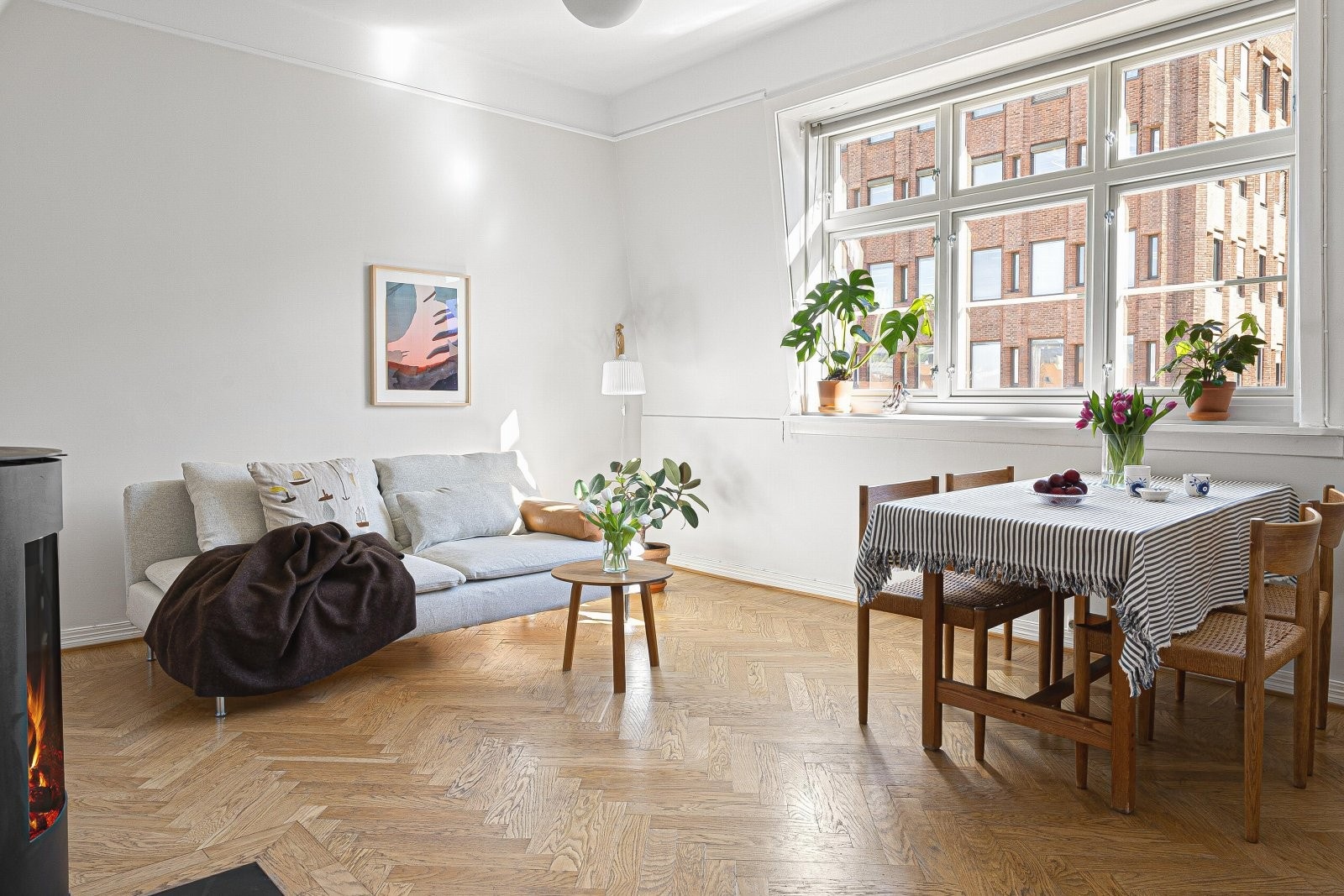 Klassisk fiskebensparkett på gulv. Himlingshøyden ble i stuen målt til 2,81 meter. Galleribilde