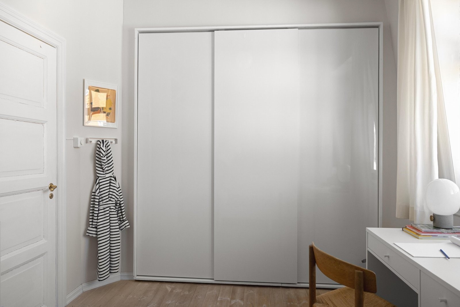 Svært god oppbevaring i en integrert skyvedørsgarderobe, hvor blant annet vaskemaskin er plassert. Galleribilde