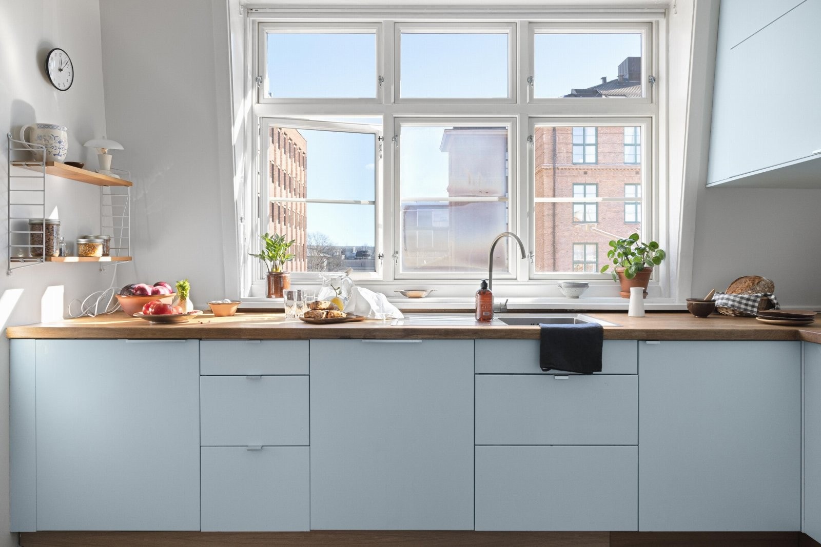 Fra kjøkkenet har du flott utsyn mot blå himmel, samt at det er begrenset innsyn. Ekstra integrert fryser i skap under benkeplaten. Galleribilde