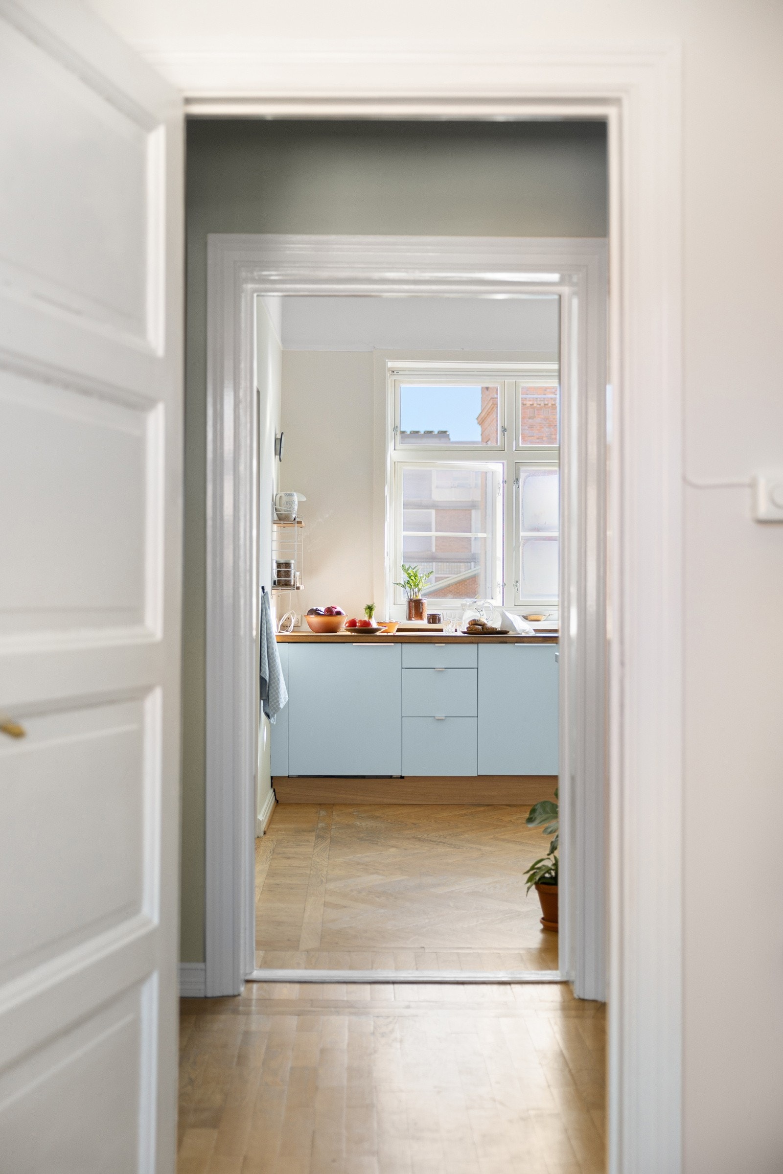 Selgers ord: "Leiligheten er rolig, lys og lett å bo i. Soverommene har fantastisk utsikt med store vindu som gir utsikt til himmelen og bjørketrærne." Galleribilde