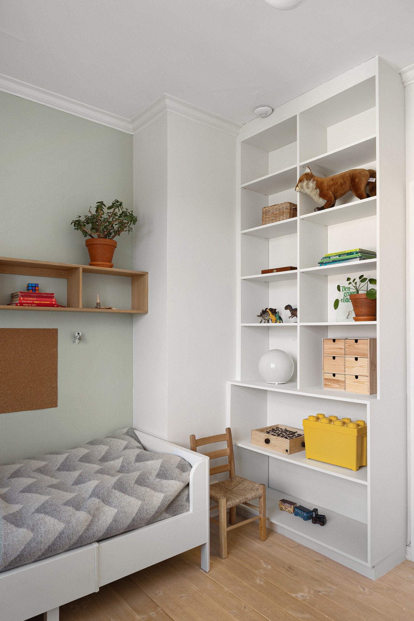 Snekkerbygde løsninger fra 2024, hylle i eik og bokhylle fra gulv til tak. Galleribilde