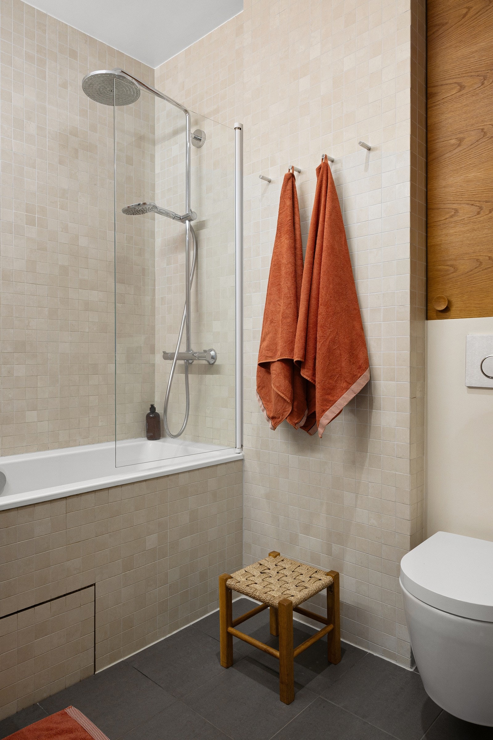 Delikat baderom fra 2017 med dokumentasjon. Det ble i 2023 ytterligere oppgradert med nye gulvfliser. Galleribilde