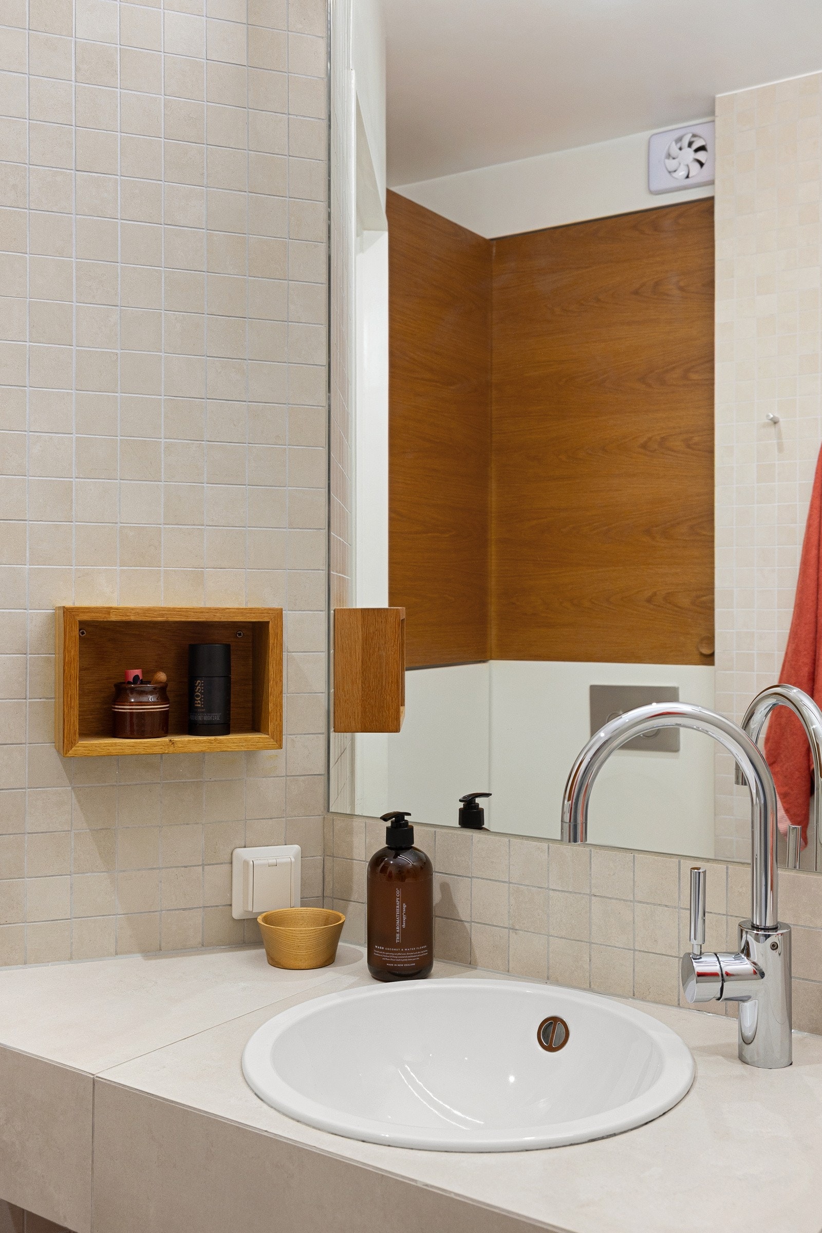 Badet inneholder blant annet varmekabler, vegghengt toalett, innebygget badekar med regnfallsdusj og elektrisk avtrekksvifte. Plassbygget skap for ekstra oppbevaring. Galleribilde