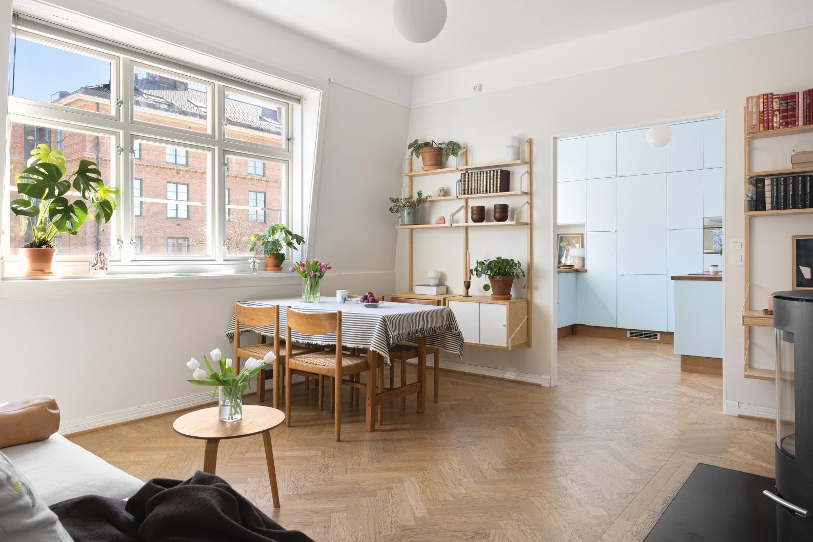 Boligen har store, klassiske vindusflater som slipper inn rikelig med naturlig lys. Galleribilde