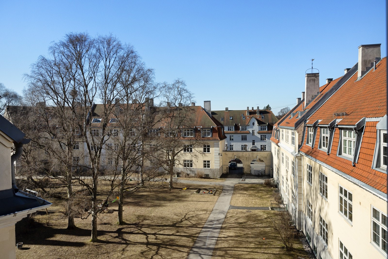 I likhet med soverom II så vender hovedsoverommet mot bakgård, med nydelig utsyn mot himmel og grønne omgivelser. Galleribilde