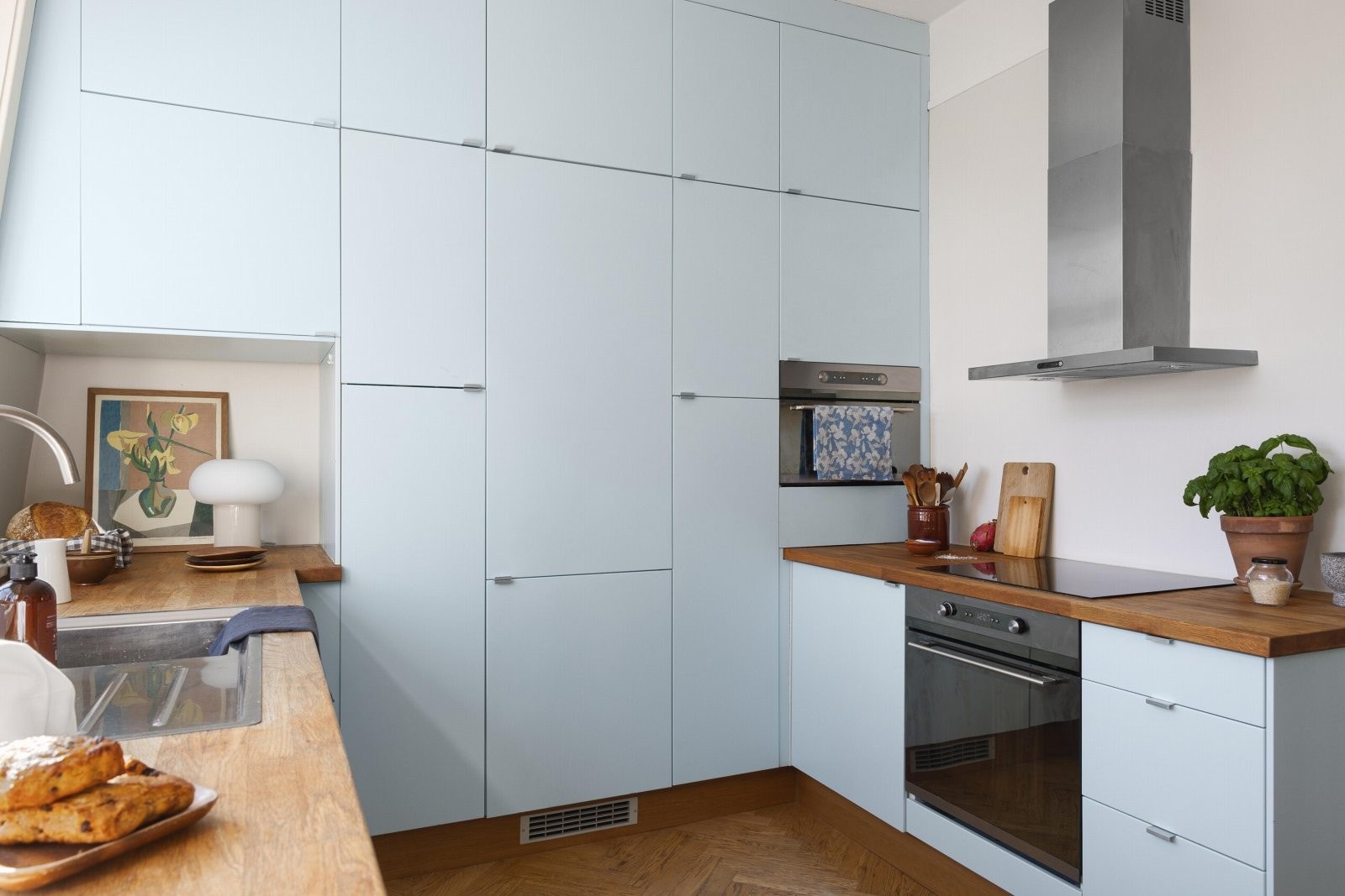 Det er integrerte hvitevarer som platetopp, stekeovn, mikrobølgeovn, oppvaskmaskin (2025) og kjøle-/fryseskap. Overflatene ble sparklet og malt i 2025. Galleribilde