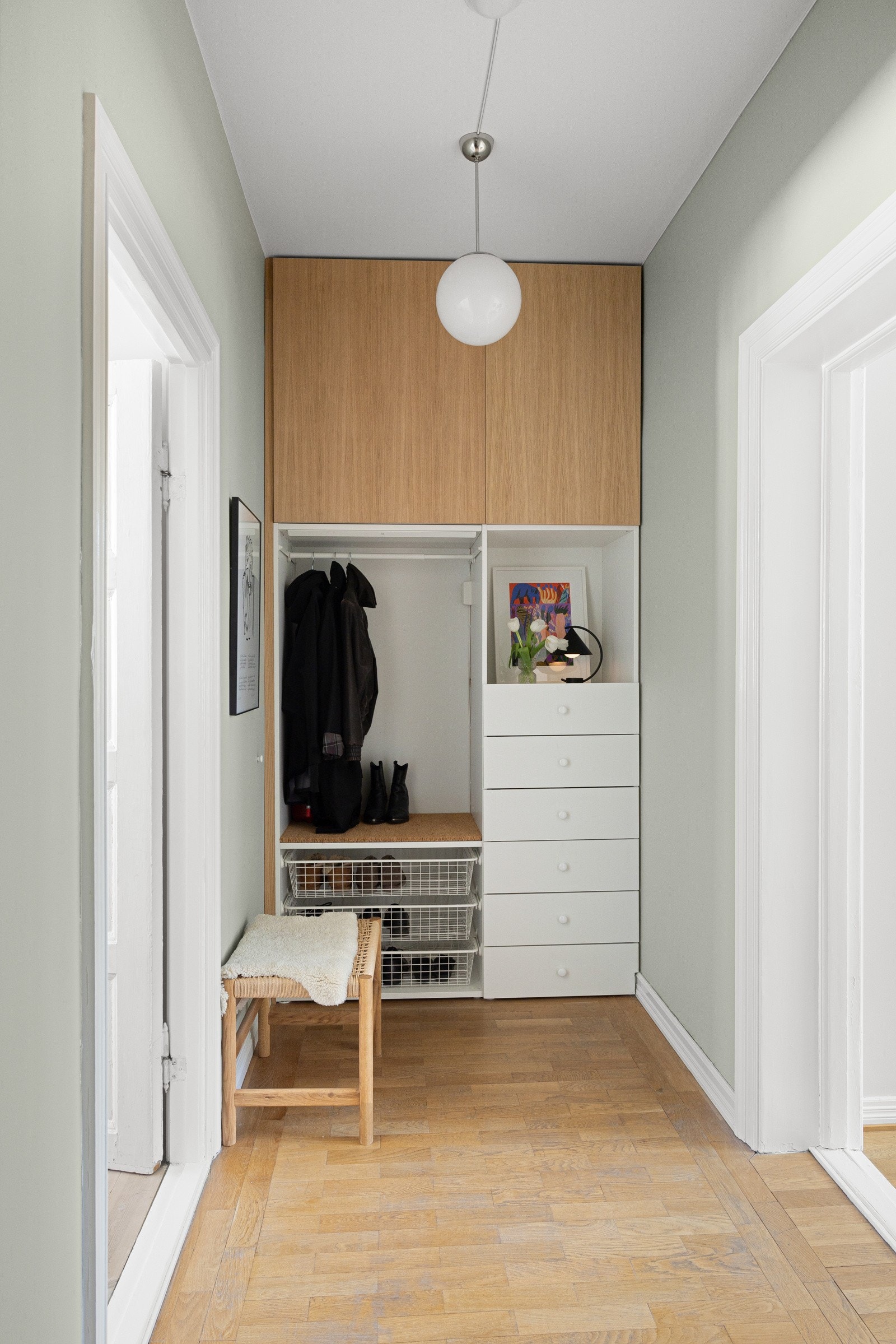 Entré oppgradert i 2024 med snekkerbygde garderobeskap. Ytterligere lagring i loftsbod med et gulvareal på ca. 6 m² og én bod i kjeller på ca. 9 m². Galleribilde