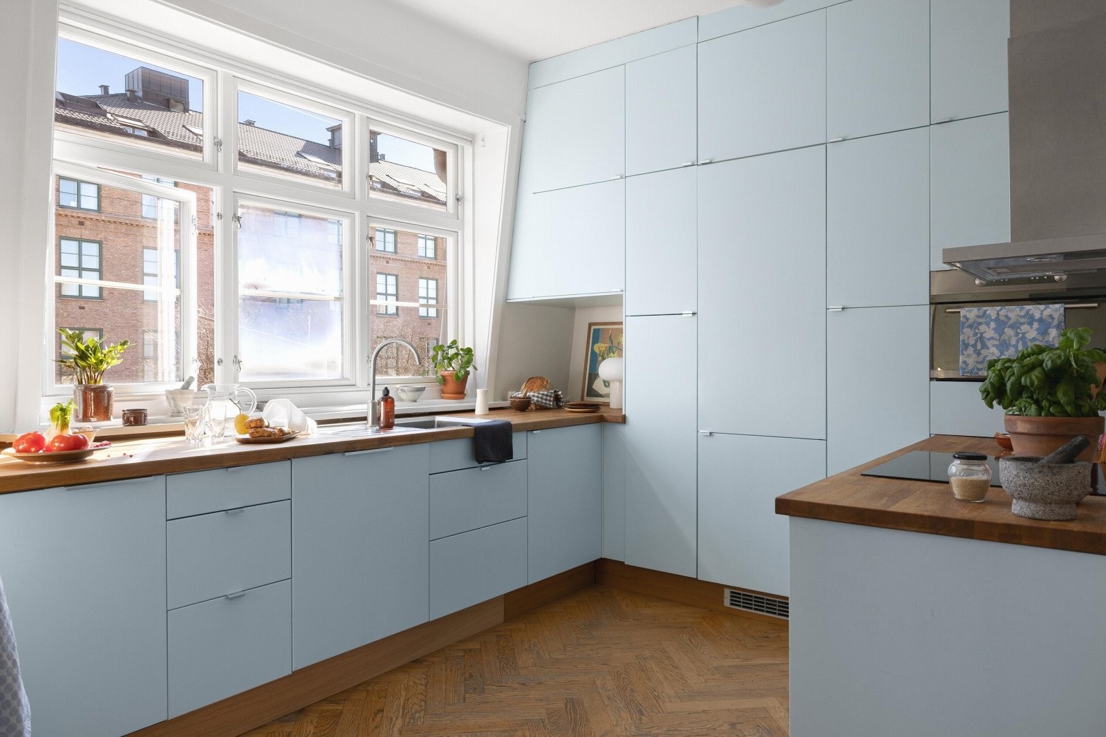 Kjøkkenet er levert av IKEA. Utformingen er tilrettelagt for rikelig med oppbevaringsplass i over- og underskap. Galleribilde